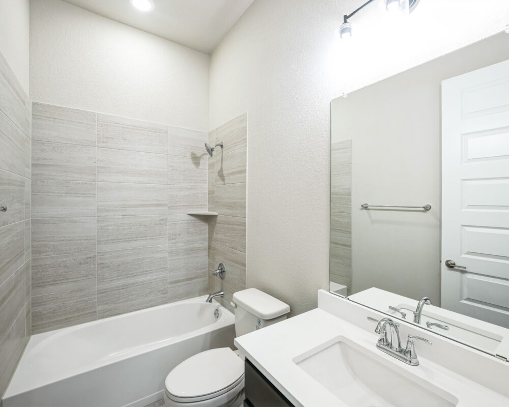 212_Medallion_St_Liberty_Hill_TX_78642_USA-Bathroom-_7R50049