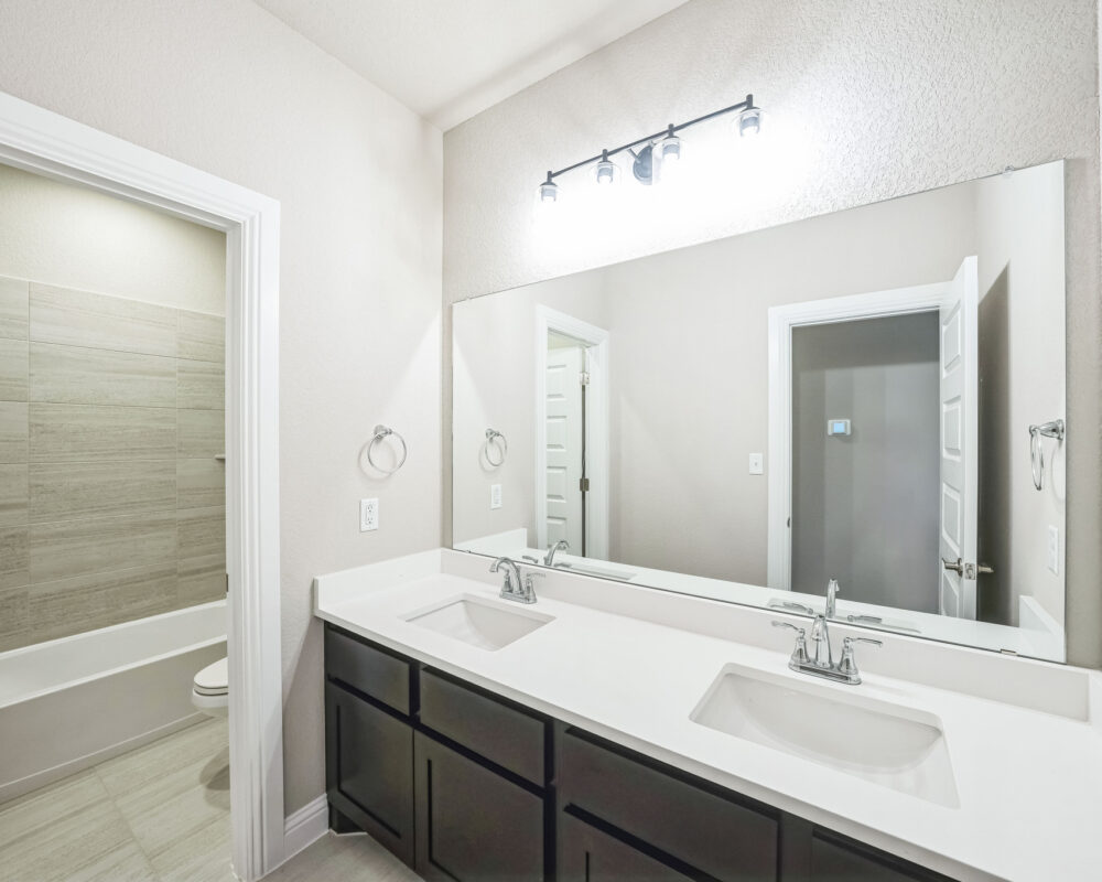 212_Medallion_St_Liberty_Hill_TX_78642_USA-Bathroom-_7R50064